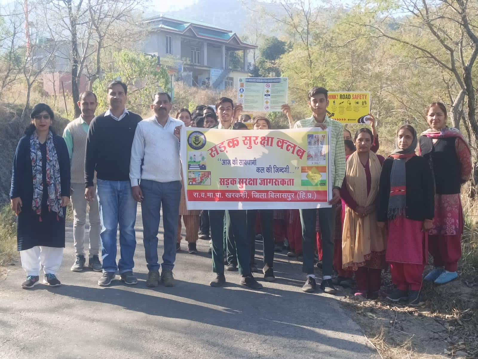 पंचायत खरकडी गांव में राजकीय वरिष्ठ माध्यमिक पाठशाला के छात्र एवं छात्राओं ने सड़क सुरक्षा को लेकर जागरूकता रैली निकाली !