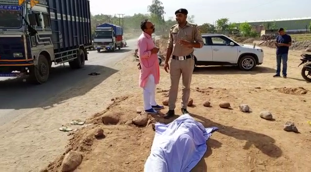 बद्दी नालागढ़ नेशनल हाईवे पर युवक की लाश मिली पुलिस मौके पर, बद्दी डी एस पी प्रियंक गुप्ता बोले लाश की पहचान की जा रही, हत्या के कारणों का पोस्टमार्टम के बाद पता चलेगा