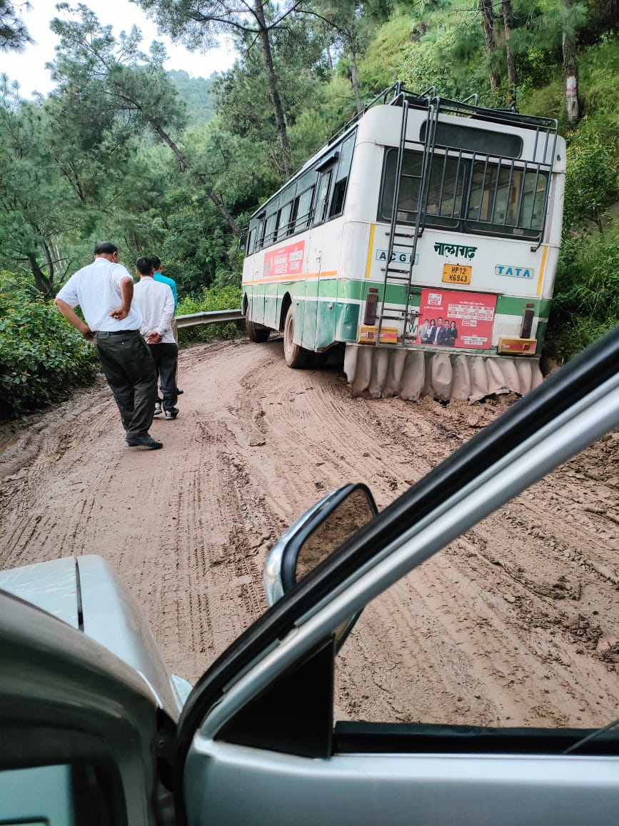 नालागढ़ रामशहर कुनिहार शिमला सड़क मार्ग की दशा काफी खराब हो चुकी हैं इस मार्ग पर चलाना खतरे से खाली नहीं है