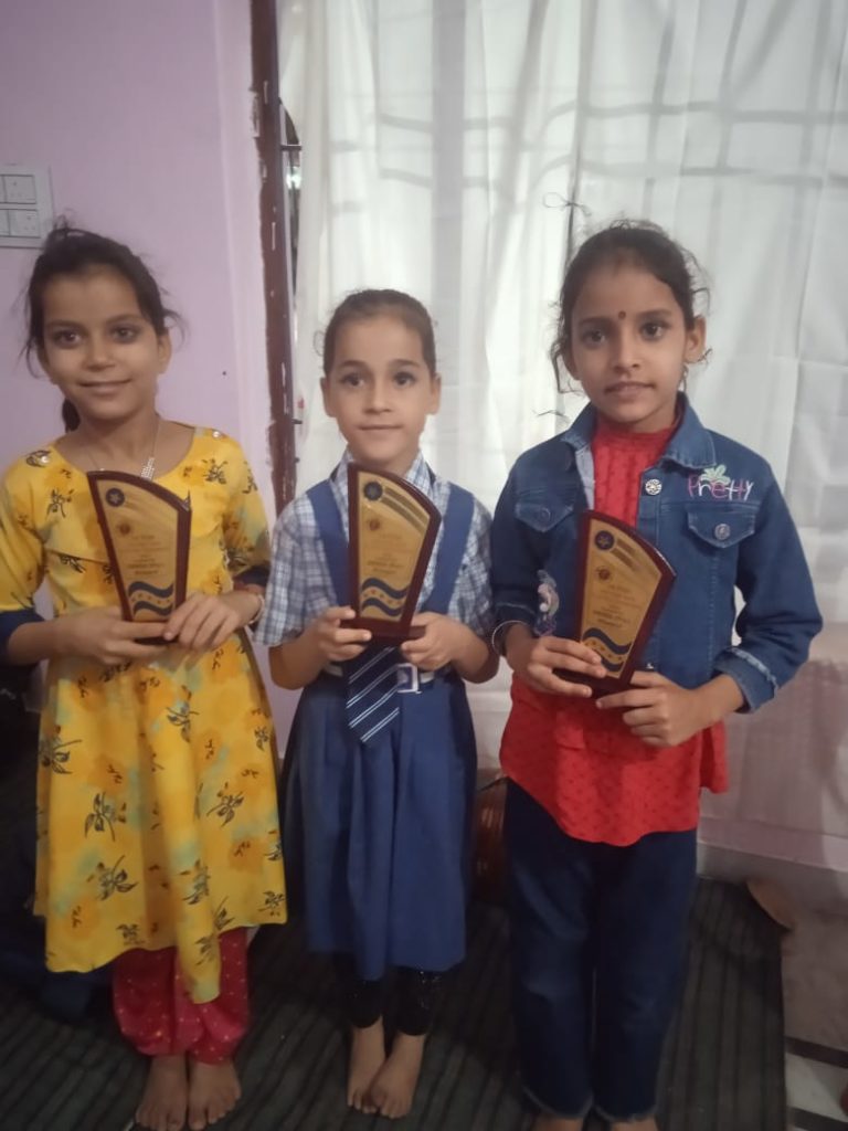 शिक्षा खंड स्वारघाट की राजकीय प्राथमिक पाठशाला तंबौल की तीन छात्रों का राज्य स्तरीय खेल प्रतियोगिता चयन होने से स्कूल में खुशी का माहौल